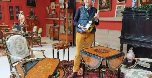 photo  maître duval présente ce jéroboam de champagne, estimé entre 500 et 700 €, parmi plusieurs centaines de lots, dont un bel ensemble de mobilier napoléon iii, ici au premier plan.  &copy;  ouest-france 