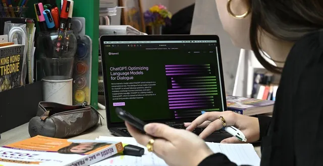 photo  une lycéenne prépare ses devoirs scolaires avec l’aide de l’intelligence artificielle chatgpt installée sur son ordinateur  &copy;  vincent michel/ouest-france 