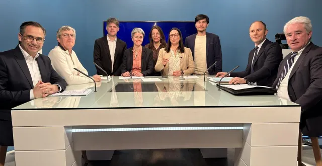 photo  les quatre candidats en lice au second tour des élections municipales 2026 à sablé-sur-sarthe ont débattu devant les caméras de lmtv, interrogés par des journalistes d’ici maine, les nouvelles de sablé, le maine libre et ouest-france.  &copy;  le maine libre 