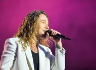 photo  julien doré invite une famille de prinquiau, à son concert du 16 avril au zénith de nantes. 