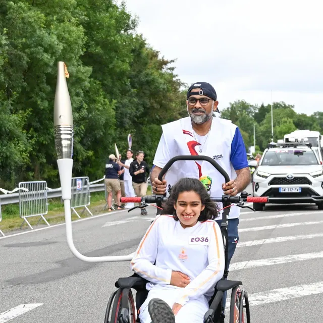photo élise et son père avaient été désignés porteurs officiels de la flamme olympique, lors de son passage à vertou (loire-atlantique), le 5 juin 2024.  ©  paris 2024/sébastien salom-gomis