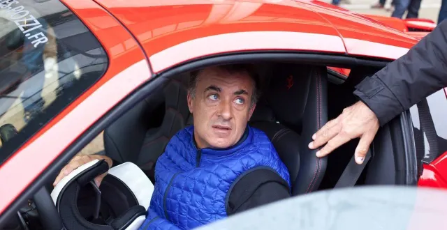 photo  jean alesi en piste sur le bugatti en 2013.  &copy;  archives ouest-france 