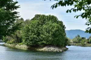 photo  cette langue de terre bois�e d’une superficie de 3�000�m2, interdite au public, a vu passer des personnalit�s comme fran�ois ier, louis xiv et napol�on iii au fil des si�cles… 