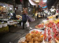 photo  des passants font des achats dans l’allée d’un bazar, à téhéran, le 10 mars 2026. ces lieux sont généralement bondés à l’approche de norouz, le nouvel an perse, qui intervient, cette année, le 20 mars. 