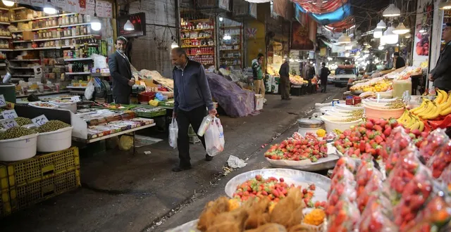 photo  des passants font des achats dans l’allée d’un bazar, à téhéran, le 10 mars 2026. ces lieux sont généralement bondés à l’approche de norouz, le nouvel an perse, qui intervient, cette année, le 20 mars.  &copy;  photo : fatemeh bahrami/anadolu via afp 