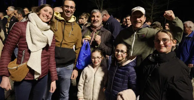 photo  simon, d’yvré-l’évêque (sous sa casquette) est venu en famille, avec trois handballeuses en herbe (adèle, anouk et noélie). c’est la première fois qu’ils voyaient l’équipe de france en vrai.  &copy;  ouest-france 