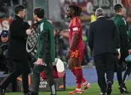 photo  manu koné est sorti en boitant de sa rencontre de ligue europa. 