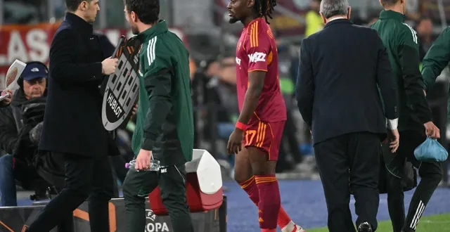 photo  manu koné est sorti en boitant de sa rencontre de ligue europa.  &copy;  afp 