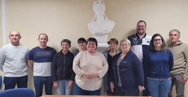 photo  après 18 ans au service de la commune, valérie texier (au centre) a présidé sa dernière réunion de conseil.  &copy;  co 