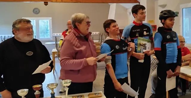 photo  le podium de la catégorie des cadets. ils sont sélectionnés pour le niveau régional qui se déroulera en avril à briacé (44).  &copy;  ouest-france 