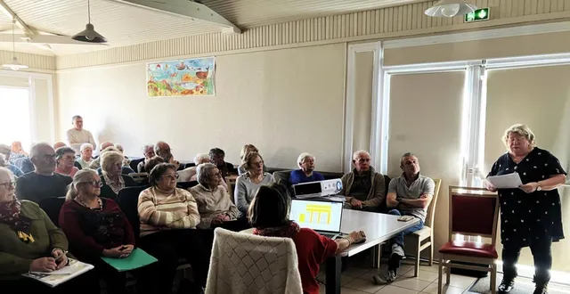 photo  christine tellier (debout) exposant l’intérêt du service voitur’âge.  &copy;  ouest-france 