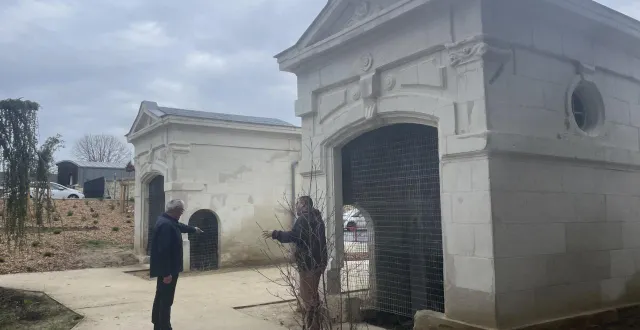 photo  au jardin des fontaines, les deux constructions en tuffeau ont été restaurées.  &copy;  co 