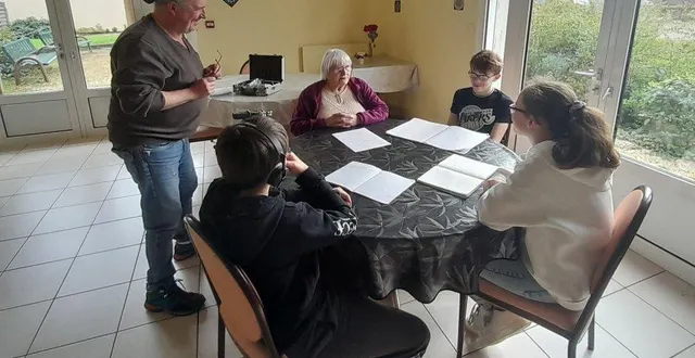 photo  bertrand dabo fait une prise de son avec une résidente du foyer-logement bon-accueil et trois élèves.  &copy;  co 