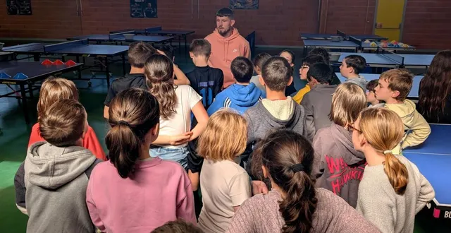 photo  petit briefing d’enzo fraboul, éducateur sportif, avant de découvrir les tables de ping-pong.  &copy;  ouest-france 
