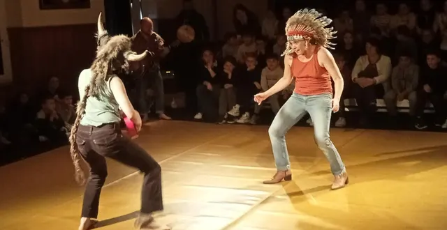 photo  les deux danseuses ont beaucoup fait rire les enfants.  &copy;  co 