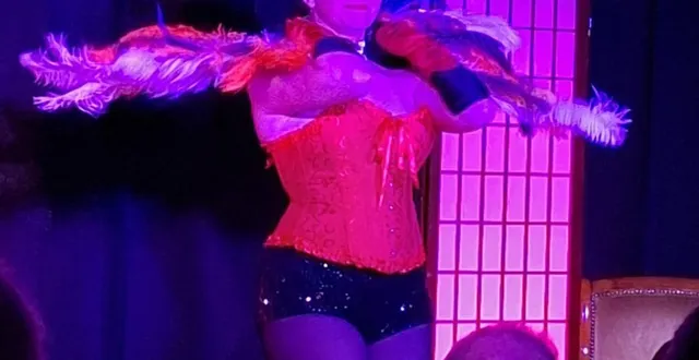 photo  une ambiance vive et chaleureuse pour un spectacle riche en surprises avec le personnage de marie charlotte.  &copy;  co 