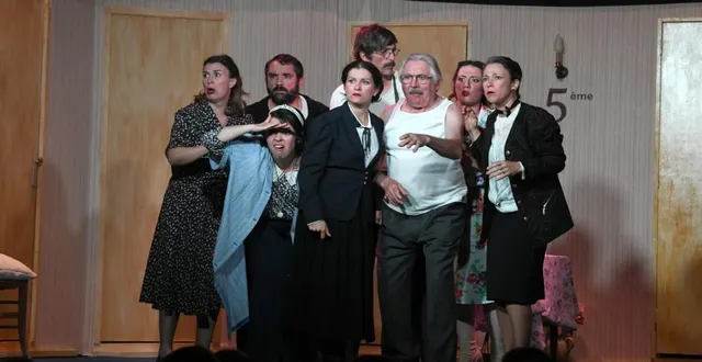 photo  huit personnages, au caractère bien trempés par le théâtre des saules de chazé-sur-argos, se retrouvent bloqués sur le même pallier… c’est la guerre.  &copy;  co 