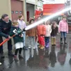 photo des élèves ravis de tester la lance incendie.