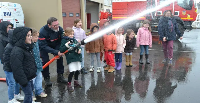 photo  des élèves ravis de tester la lance incendie.  &copy;  le maine libre 