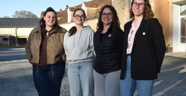 photo  de droite à gauche : jade bertrand, lisa crosnier, enora vitry, célia leroy.  &copy;  le maine libre 