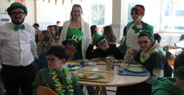 photo  bien sûr, la couleur verte était de mise. enseignants et élèves ont joué le jeu.  &copy;  le maine libre 