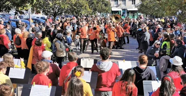 photo  la belle image donne le ton du moment, multipliant les évolutions mouvantes et tonitruantes au milieu de la foule.  &copy;  le maine libre. 