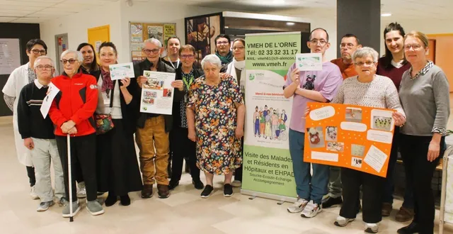 photo  à l’hôpital de mamers, arlette marcadé (au tour de cou vert) entourée des représentants, résidents et patients des établissements lors de la remise des budgets.  &copy;  le maine libre 