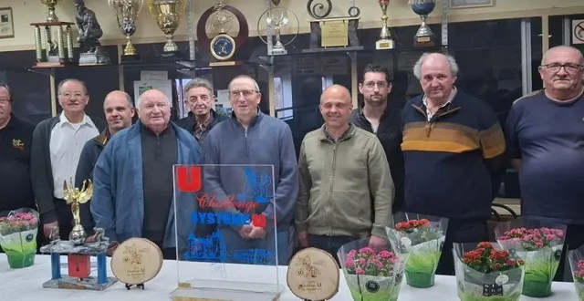 photo  la finale du 34e challenge u, 3 contre 3, de la fédération du saumurois s’est déroulée dans la 7e section. 101 équipes (303 joueurs) ont participé. après avoir éliminé eric pavy, thierry monthais et kevin bouché (saint-lambert-des-levées) 10 à 4 en demi-finale à la fraternelle, hervé tixier, patrick sandrier et cédric tellerain (chouzé-sur-loire) se sont imposés en finale dimanche 8 mars à la société l’agriculture à longué 12 à 7 face à jean-claude livache, frédéric desveaux et jacky livache (concorde longué). ces derniers avaient battu christophe aubin, jean blot et gilbert montais (martigné-briand) 10 à 4 à la société l’avenir dans l’autre demi-finale.  &copy;  co 