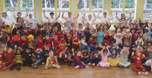 photo  tous les enfants de la maternelle accompagnés par le personnel enseignant et pédagogique.  &copy;  co 