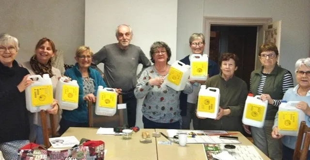 photo  georges samoyeau, membre du rucher école de l’association le tiers-temps andard brain, a animé des ateliers pour aider à réaliser des pièges à frelons sélectifs par des adhérentes de brin d’art créations.  &copy;  co 