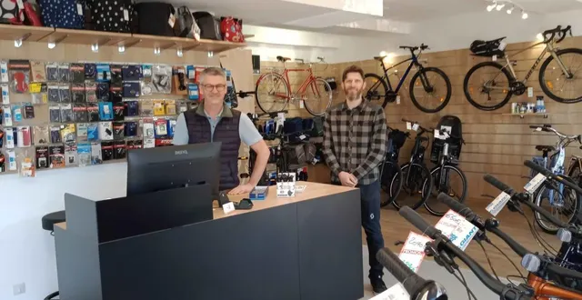 photo  philippe le guern, propriétaire et mathieu combes, technicien.  &copy;  co 