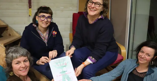 photo  sophie blondel, formatrice en santé mentale et art-thérapeute ; claire blouineau, en reconversion dans la vente et porteuse de projet ; lisa forestier, réflexologue, et camille sutra-del-gali, travaillant à temps partiel à la biocoop et pratiquant l’impression artisanale et la gravure.  &copy;  co 