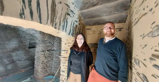 photo  lucie macault et aurélien crépel posent ici dans l’alcôve en cours de travaux qui pourra accueillir 6 couverts, la salle de la masse cavière contiguë en accueillera 20 couverts sous sa voûte. pour le service en salle, le couple recrute un responsable de salle bilingue.  &copy;  ouest-france 
