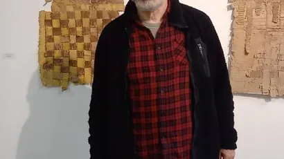 photo  philippe contré devant sa série reliques 