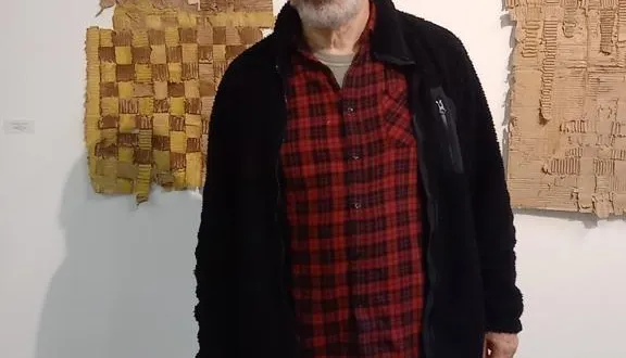 photo  philippe contré devant sa série reliques  &copy;  ouest-france 