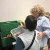 photo la distribution alimentaire est personnalisée avec les bénévoles, ici babette, qui suit le bénéficiaire sur tous les stands. un moment de partage important pour les personnes dans le besoin.