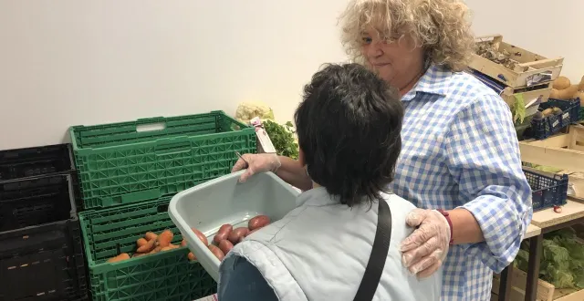 photo  la distribution alimentaire est personnalisée avec les bénévoles, ici babette, qui suit le bénéficiaire sur tous les stands. un moment de partage important pour les personnes dans le besoin.  &copy;  ouest-france 