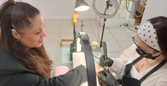 photo  lorie balidas (à gauche), dans la boutique éphémère de la rue aux sieurs, avec son associée, chloé richard.  &copy;   ouest-france 