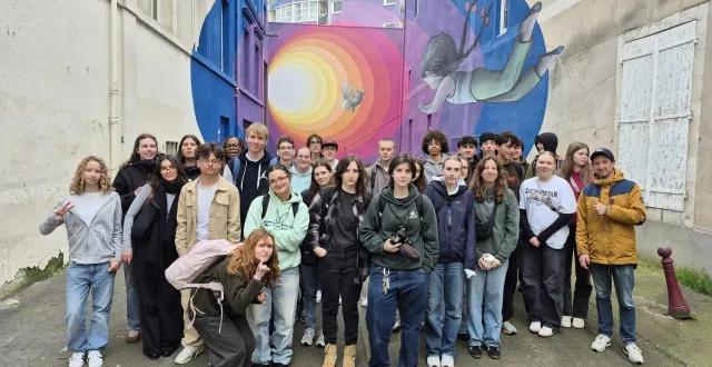 photo  les élèves de terminale du lycée touchard-washington avec leurs correspondants canadiens lors d’une visite du mans.  &copy;  cyrille blanchard 
