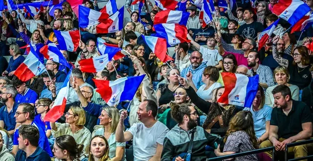 photo  près de 5 400 spectateurs, drapeaux en main, ont garni les tribunes d’antarès arena pour ce match des bleus  &copy;  le maine libre - yvon loué 