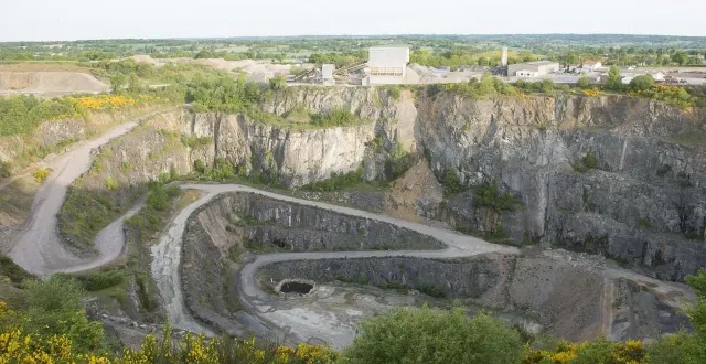 photo  à sainte-eanne, la carrière des hauts de rochefort s’étend sur plus de 60 hectares.  &copy;  carrières mousset 