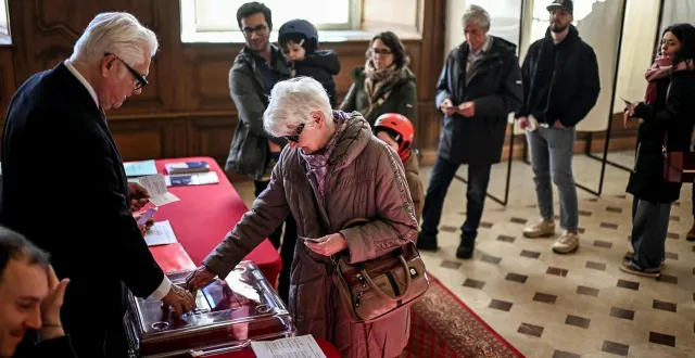 photo  « qui va gagner les municipales 2026 ? chaque parti saura revendiquer la victoire dimanche soir, en mettant en avant le fait qu’il est parvenu à conserver ou à conquérir telle ou telle ville emblématique. » ici le bureau de vote de l’hôtel de ville de caen.  &copy;  martin roche, ouest-france 