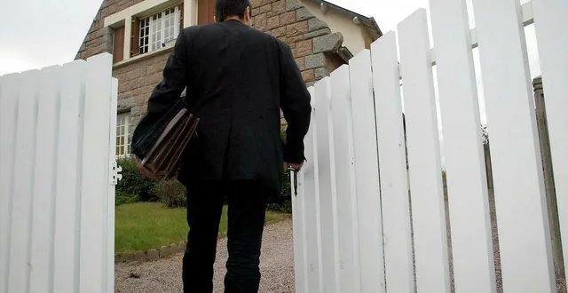 photo  les démarcheurs devront se signaler en mairie avant de faire du porte-à-porte.  &copy;  jérôme fouquet / archives ouest-france 
