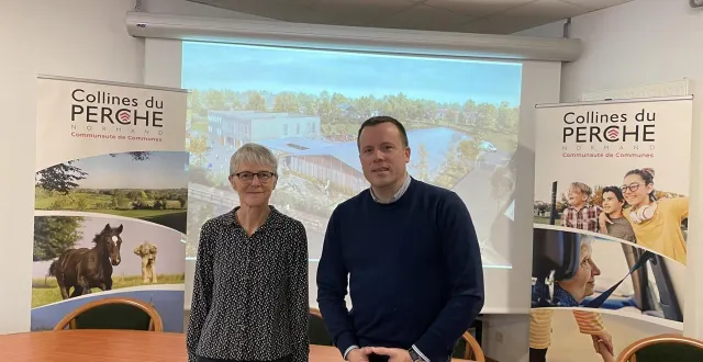photo  isabelle thierry et sébastien thirouard annoncent la réhabilitation à venir de l’école andré-barbet à val-au-perche.  &copy;  le maine libre 