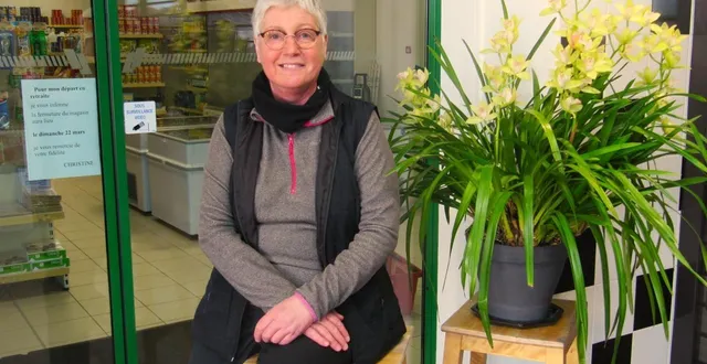 photo  christine blanchard, devant la porte de son commerce au fief-sauvin, où elle accueillera une dernière fois la clientèle, dimanche 22 mars.  &copy;  ouest-france 