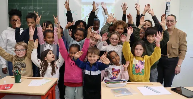 photo  marine simon, professeure des écoles à l’école du gai levant, (à droite), est venue faire la classe à ses élèves et leurs correspondants à l’école bourgeteau, jeudi 19 mars 2026, dans le cadre d’un échange scolaire tout au long de la semaine.  &copy;  ouest-france 