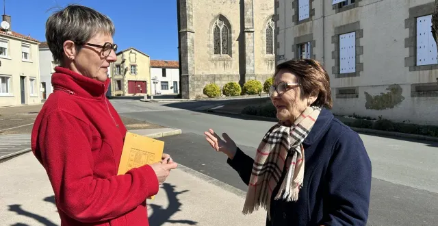 photo  combrand, mercredi 18 mars. la fermeture prochaine de la boucherie locale, associée à celle récente de la boulangerie (en arrière-plan), est mal vécue par les habitants de ce village et anime les discussions, comme celle de monique et claudine.  &copy;  co-fabien gouault 