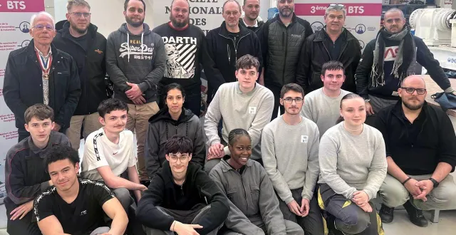 photo  maxime daumont (accroupi au second rang tee-shirt blanc), du lycée claude-chappe, remporte la médaille d’or du concours.  &copy;  le maine libre 