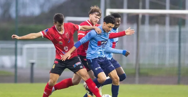 photo  le nueillaubrais clément oble, ici à la lutte avec le thouarsais maxime puaud, lors du derby le 7 février 2026, au stade philippe-morin (0-2).  &copy;  co - clémence chauvin 