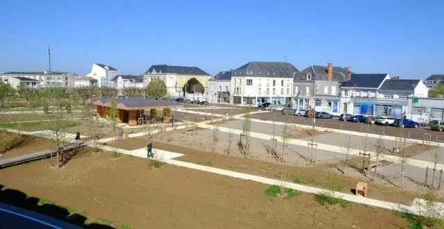 photo  il va encore falloir patienter pour que la végétation pousse, mais déjà la place lavault affiche un nouveau visage ce jeudi 19 mars.  &copy;  co antoine richard 